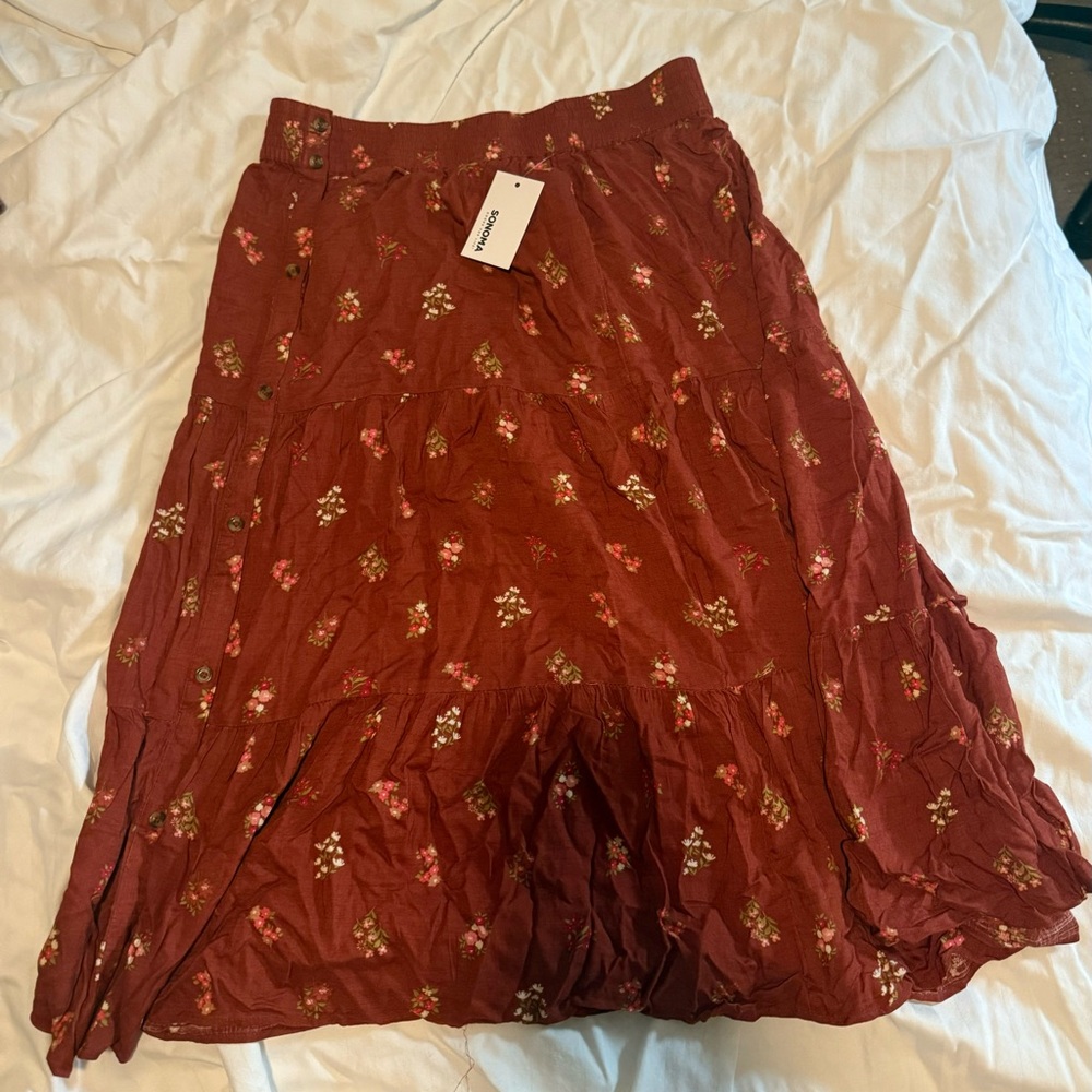 Flowy mid length skirt Kohl’s brand never worn tags on ￼